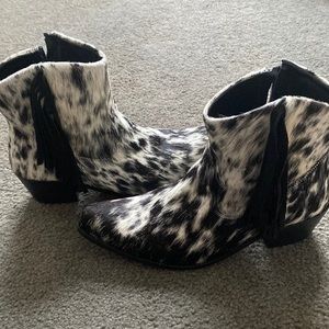 Cowhide black and white ankle boots with fringe